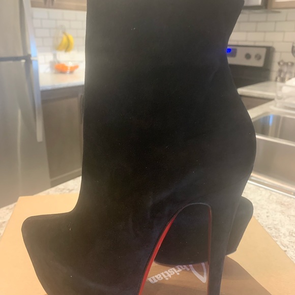 Christian Louboutin - Picture 5 of 7